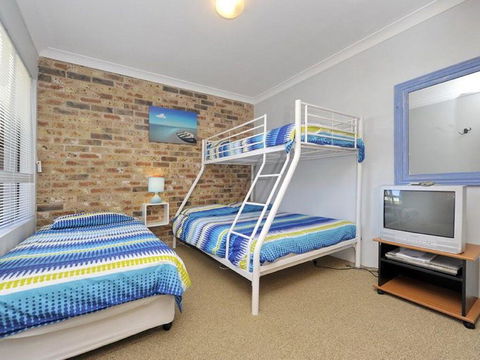 73 'Bay Parklands', 2 Gowrie Avenue - Solar Heated Pool, Spa, Tennis Court & Views - Cruises Travel 1