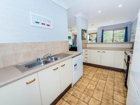 73 'Bay Parklands', 2 Gowrie Avenue - Solar Heated Pool, Spa, Tennis Court & Views - Cruises Travel 2