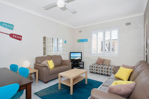 8 Bay Village - Travel Agents 2