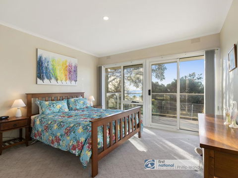 8 Broadwater Court, Cowes - Cruises Travel 1