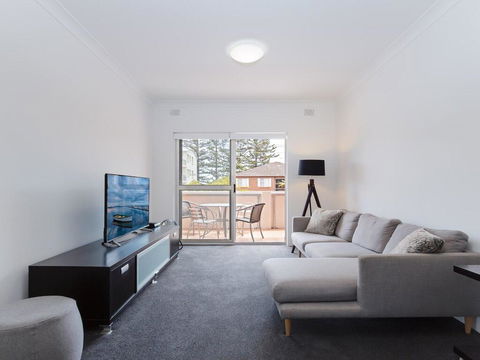 9 'Bronte Court', 17 Magnus Street - Renovated Unit With Filtered Views & Pool - Cruises Travel 1