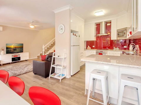 9 'Bushmans', 24 Tomaree Street - Air Conditioned, Centrally Located To Town - Cruises Travel 3