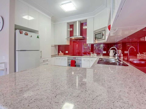 9 'Bushmans', 24 Tomaree Street - Air Conditioned, Centrally Located To Town - Cruises Travel 2