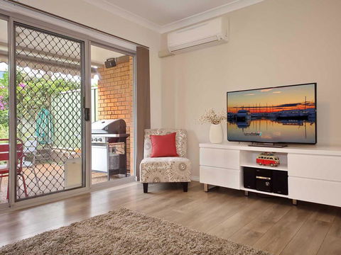 9 'Bushmans', 24 Tomaree Street - Air Conditioned, Centrally Located To Town - Cruises Travel 1