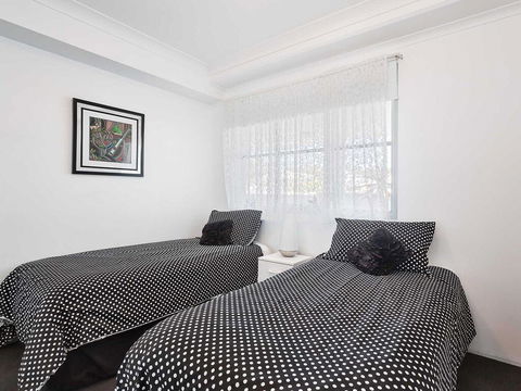 9 'Nelson Towers' 71a Victoria Parade - Unit In The Heart Of Nelson Bay With Water Views - Cruises Travel 3