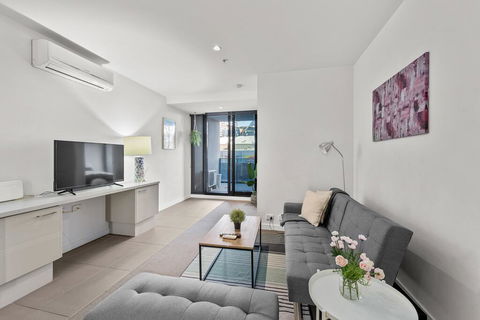 A Bright & Airy CBD Apt Next To Southern Cross - Tourism Guide 0