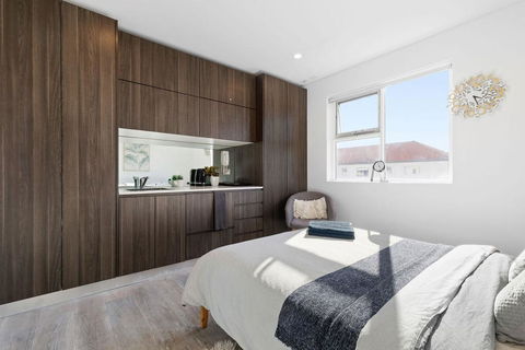 A Bright & Comfy Beach Studio, 5min Walk To Bondi Beach - Tourism Guide 1