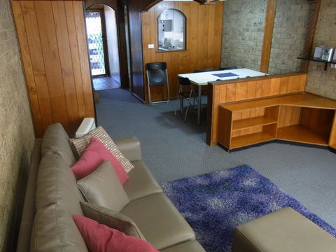 A Furnished Townhouse In Goulburn - Travel Agents 2