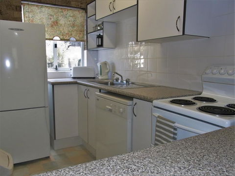 A Furnished Townhouse In Goulburn - Travel Agents 1