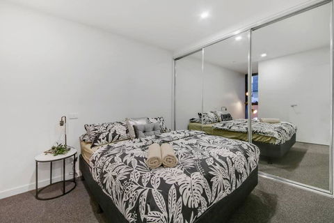 A Modern 2BR Apt, 5-min Walk To Melbourne Central - Tourism Guide 1
