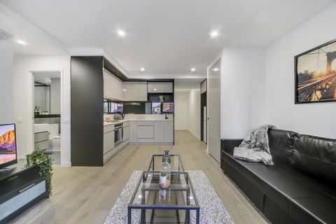 A Modern 2BR Apt, 5-min Walk To Melbourne Central - Tourism Guide 0