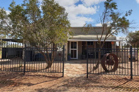 A Real Bush Retreat. Kangas, Emus & Starry Skies. - Tourism Guide 0