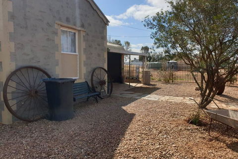 A Real Bush Retreat. Kangas, Emus & Starry Skies. - Tourism Guide 3