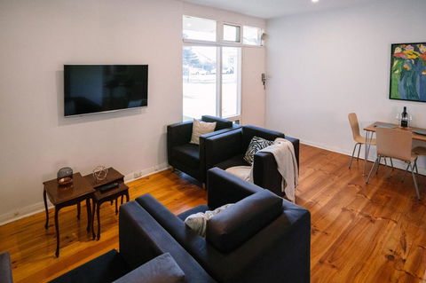 A Wave Away @ Glenelg Cosy Unit Near The Beach - Tourism Guide 1