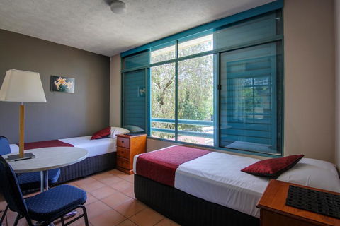 AAA Airport Albion Manor Apartments And Motel - Cruises Travel 1