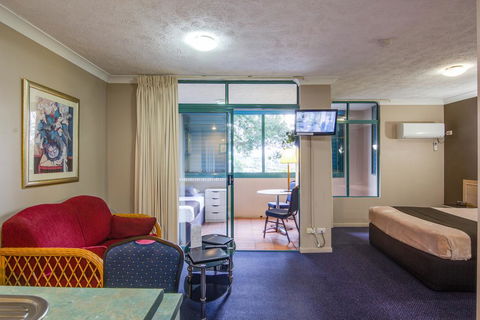 AAA Airport Albion Manor Apartments And Motel - Cruises Travel 3