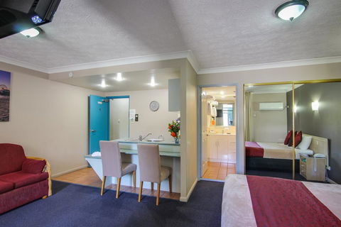 AAA Airport Albion Manor Apartments And Motel - Cruises Travel 2