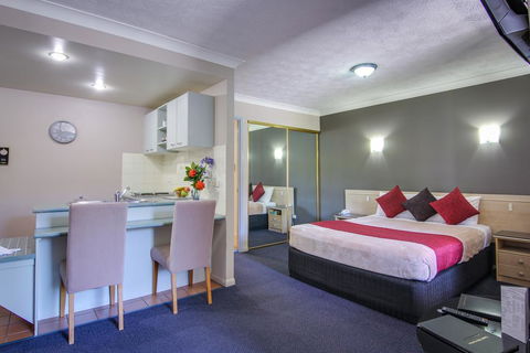AAA Airport Albion Manor Apartments And Motel - Cruises Travel 0