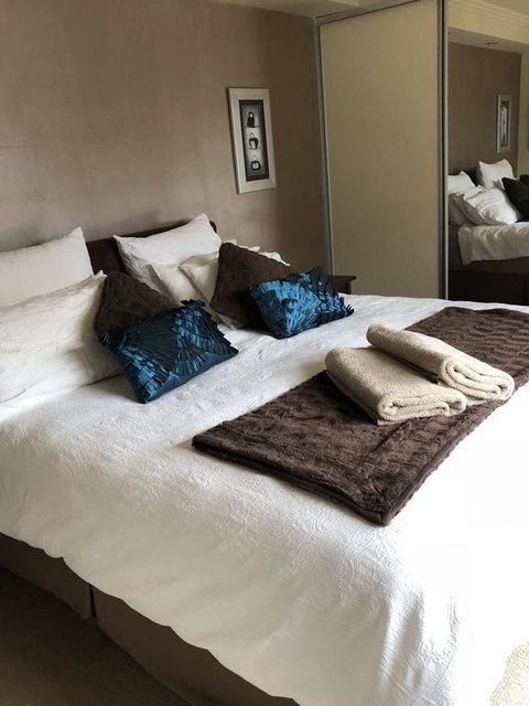 About Time Retreats- Studio Seven - Tourism Guide 3