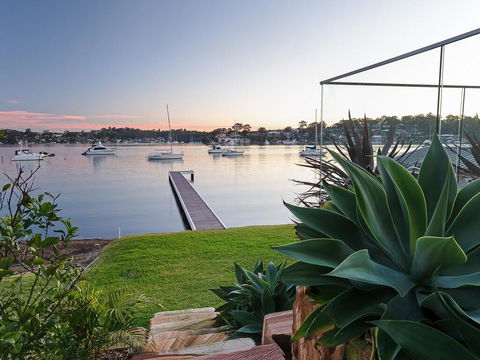 Absolute Waterfront Lakehouse Fishing Point Waterfront Pool Jetty - Travel Search 2
