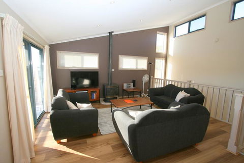 Acacia 5/2 Kirwan Close - Tourism Guide 0