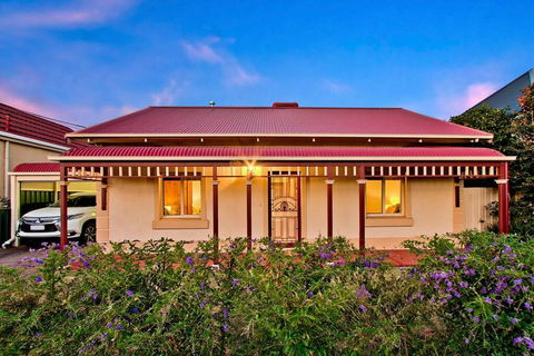 Adelaide 4 Bedroom House With Pool - Tourism Guide 1