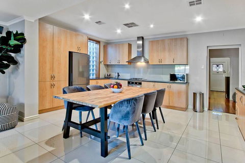 Adelaide 4 Bedroom House With Pool - Tourism Guide 2
