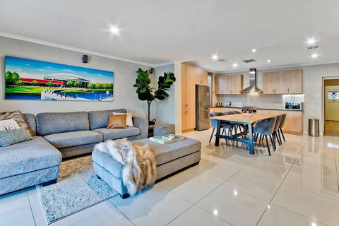 Adelaide 4 Bedroom House With Pool - Tourism Guide 0