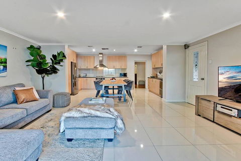 Adelaide 4 Bedroom House With Pool - Tourism Guide 3