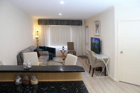 ADELAIDE CBD APARTMENT - 3BR, 2BATH & CARPARK - Tourism Guide 0