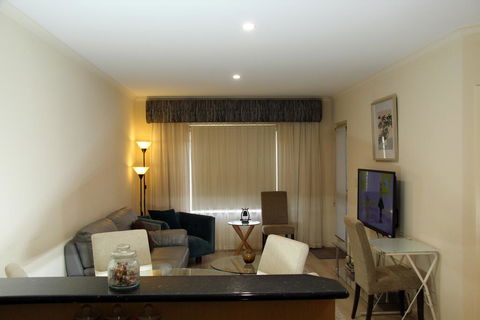 ADELAIDE CBD APARTMENT - 3BR, 2BATH & CARPARK - Tourism Guide 2