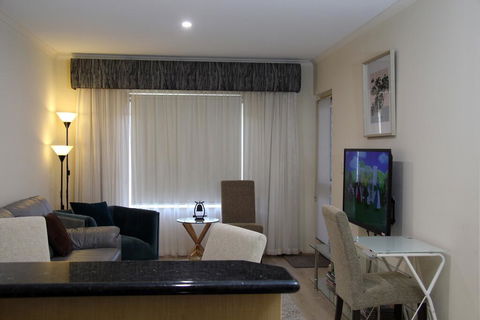 ADELAIDE CBD APARTMENT - 3BR, 2BATH & CARPARK - Tourism Guide 1