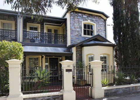 Adelaide Mackinnon - Tourism Guide 0
