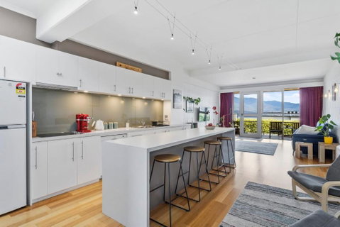 Eastern Shore Escape - Panoramic Modern Comforts - Tourism Guide 1