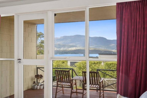 Eastern Shore Escape - Panoramic Modern Comforts - Tourism Guide 2