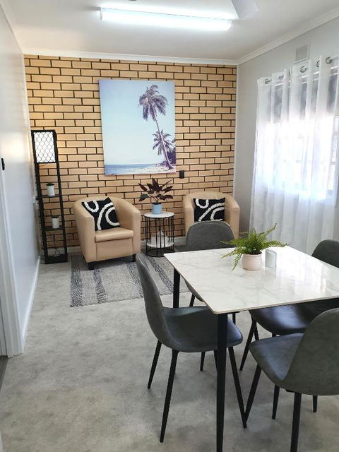 Elliston Apartments - Travel Agents 3