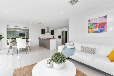 Entire Home In Mount Barker - Travel Search 0