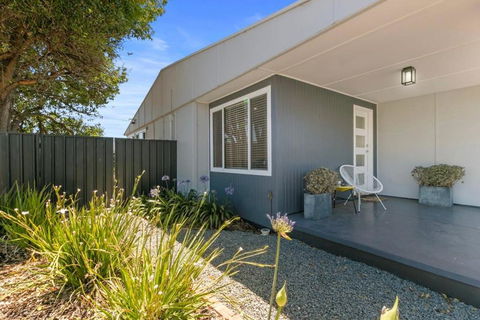 Entire Home In Sturt, Free Parking - Travel Search 2
