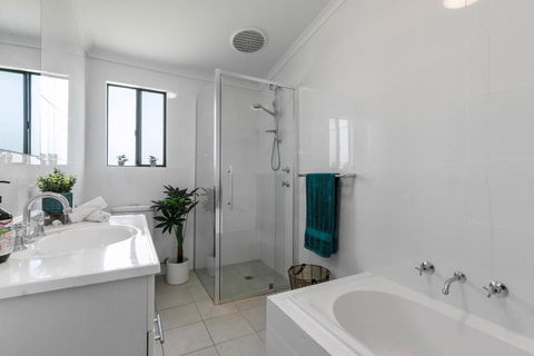 Entire Home In Sturt, Free Parking - Travel Search 3