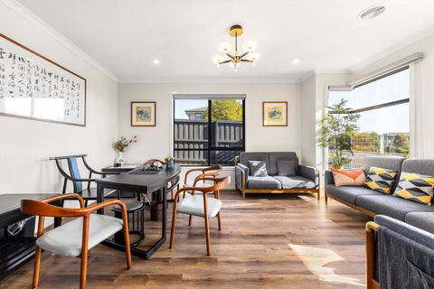 Entire Luxury House In Wantirna South - Travel Agents 1