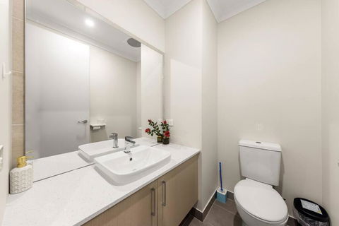 Entire Luxury House In Wantirna South - Travel Agents 4