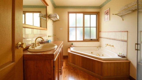 Ethel - Drummond Park Cottages - Tourism Guide 2