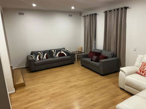 Family Home- Close To Knox City & Dandenong Ranges - Travel Search 4