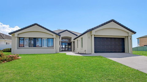 FLOATING ON THE CANALS - 80 COMMODORE CRES - Tourism Guide 0