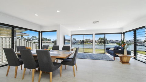 FLOATING ON THE CANALS - 80 COMMODORE CRES - Tourism Guide 1