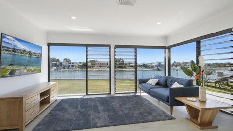 FLOATING ON THE CANALS - 80 COMMODORE CRES - Tourism Guide 2