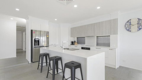 FLOATING ON THE CANALS - 80 COMMODORE CRES - Tourism Guide 3