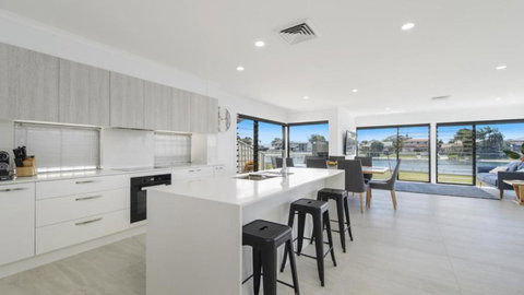 FLOATING ON THE CANALS - 80 COMMODORE CRES - Tourism Guide 4