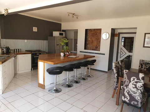 Fossickers Den Dugout Accommodation - Travel Agents 3