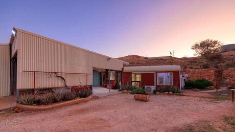 Fossickers Den Dugout Accommodation - Travel Agents 0